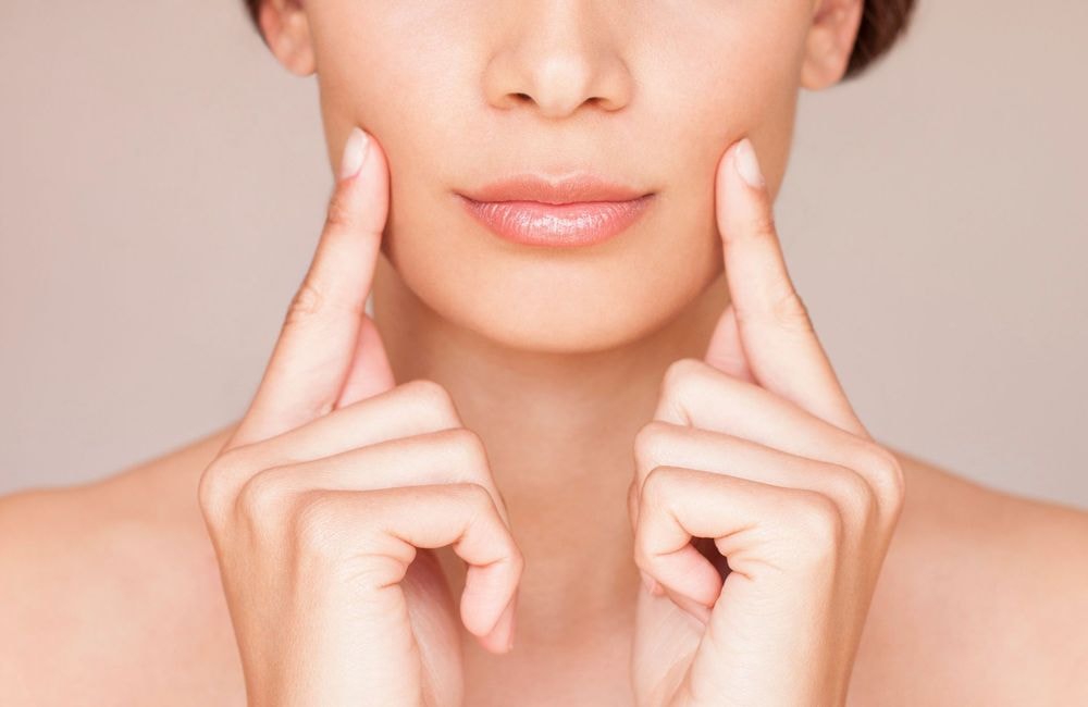 Bajoues ou plis d’amertume : cet exercice facial promet de tout lisser en quelques minutes