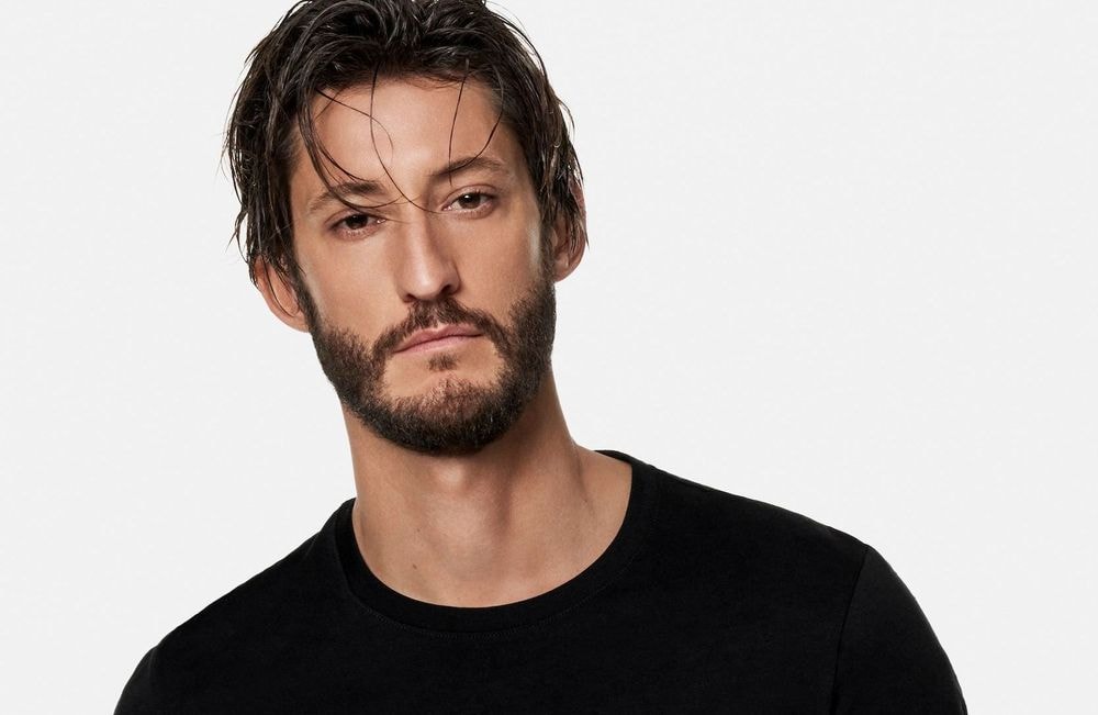 Le best of mode de la semaine : Pierre Niney prend la pose pour Omega, un sac banane élégant chez Polène...