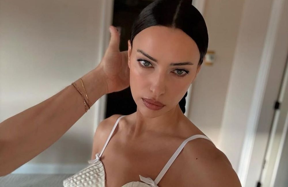 À presque 40 ans, Irina Shayk prouve que ce look beauté Y2K est toujours tendance