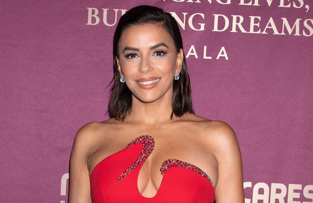 Wet hair et rouge sur les lèvres : Eva Longoria, sublime pour la saison des fêtes