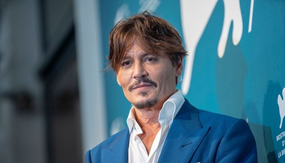 Johnny Depp (61 ans) surprend Kate Moss en lui offrant un collier "sorti de la raie de ses fesses...