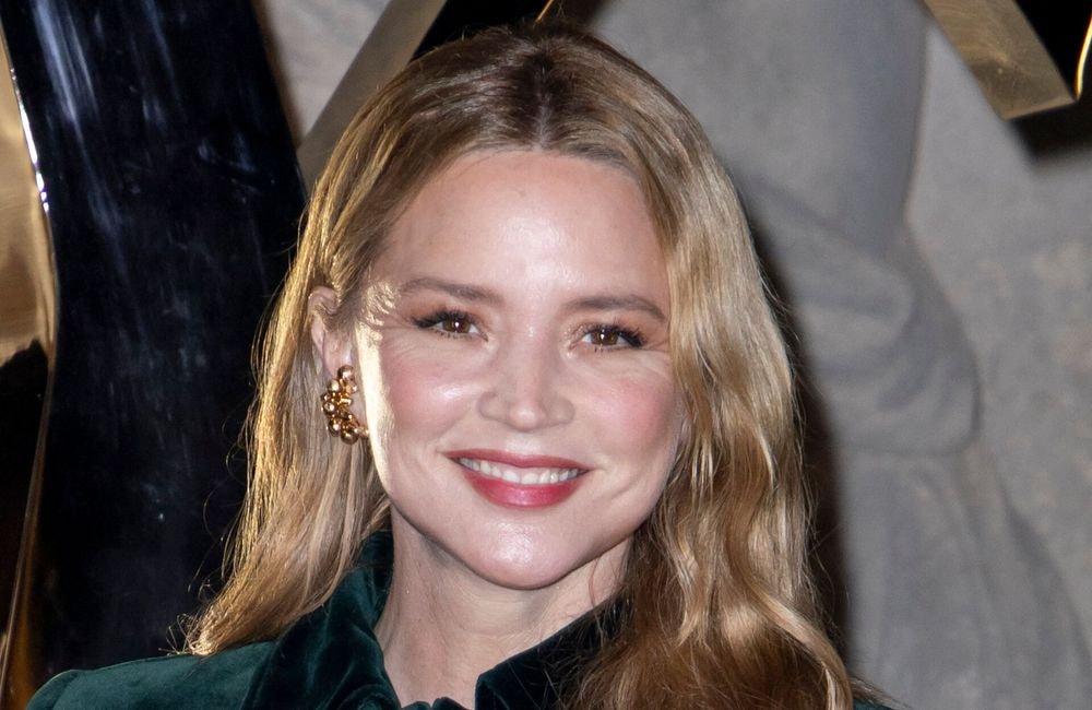 Fashion Week : Virginie Efira adopte la couleur de rouge à lèvres de l’automne