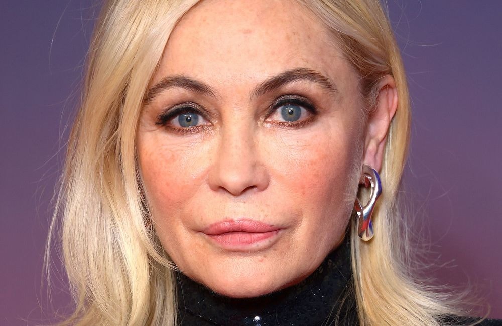 Carré frais et blond solaire : Emmanuelle Béart signe la transformation capillaire de la saison