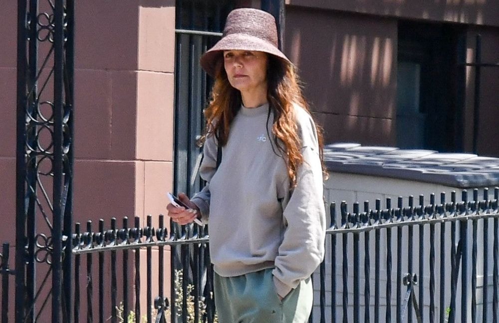 Après Dakota Johnson, Katie Holmes remet ces baskets iconiques des années 1990 au goût du jour