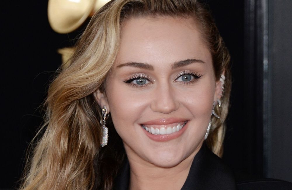 Fêtes de fin d’année : on s’inspire du chignon sophistiqué de Miley Cyrus