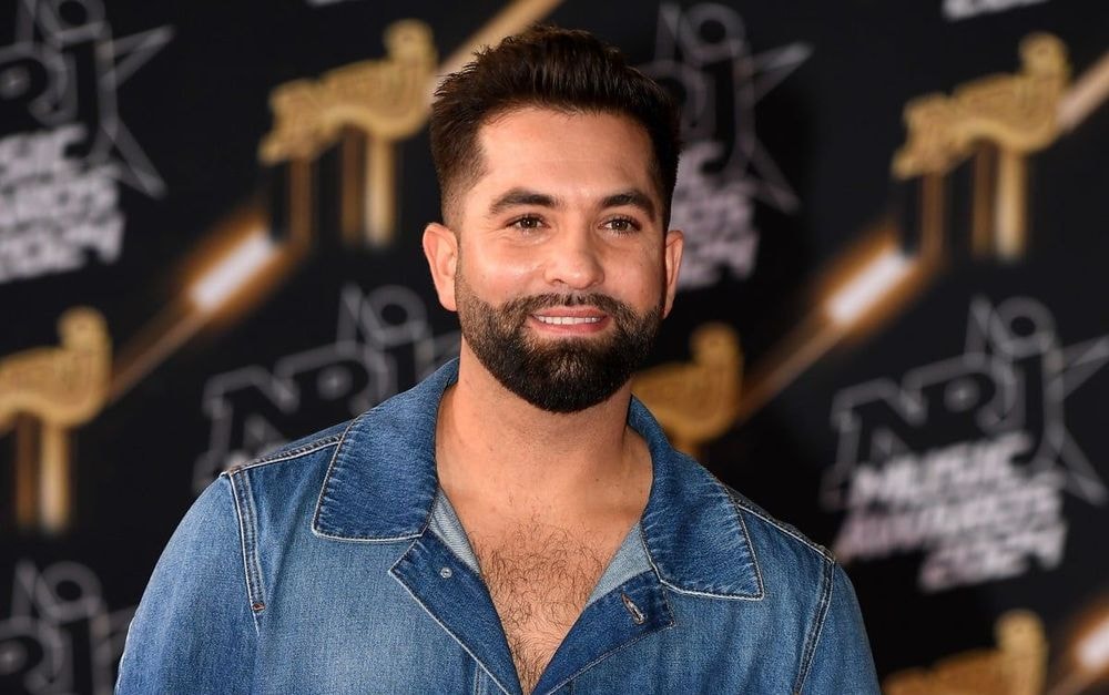 Kendji Girac épié par son équipe pendant ses vacances en famille, son manager le suit pour une raison particulière