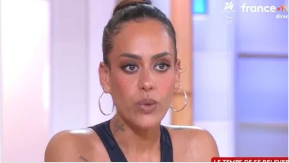 "Qu'est-ce que je vais devenir ?" : Amel Bent, très émue, revient sur la mort dévastatrice de sa grand-mère