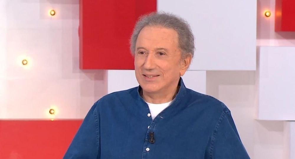 À 82 ans, Michel Drucker quitte sa maison de rêve avec piscine XXL pour ce village de près de 2000 habitants