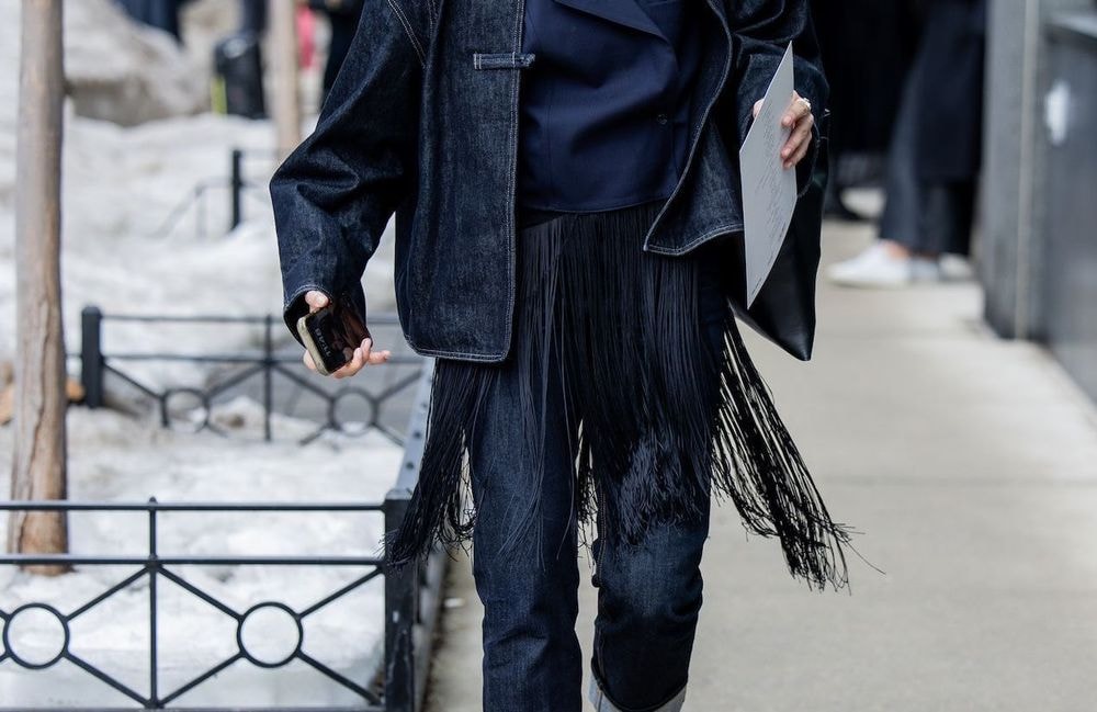 Un simple jean, une ceinture à franges très longues… Voici la silhouette qu’on verra partout au printemps 2026