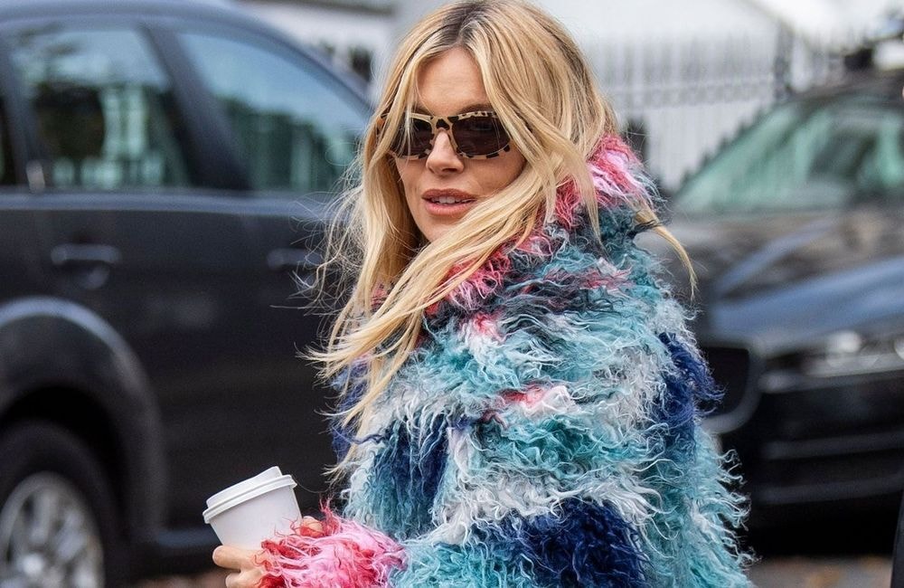 En manteau en fausse fourrure multicolore, Sienna Miller adopte la tendance du moment