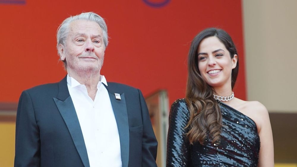 Alain Delon : en plein deuil, Anouchka rencontre les fans de son père décédé