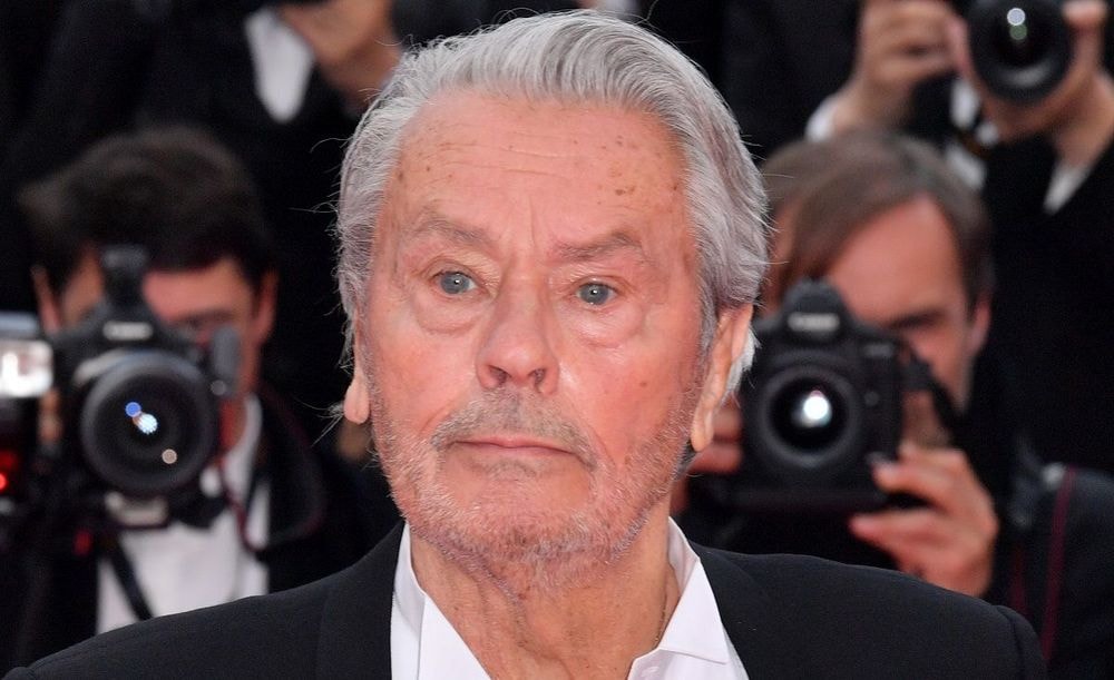 Petit-fils caché d'Alain Delon, il réclame un test ADN pour mettre la main sur l'héritage