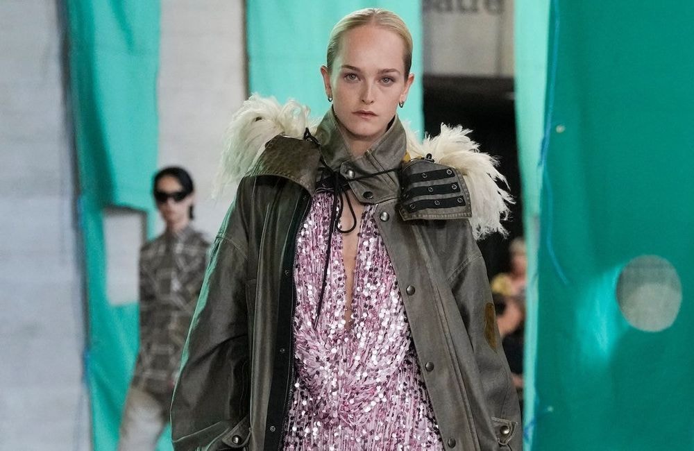 Oversized, cool et ultra stylé : ce manteau des années 2000 qu’on va toutes porter cet automne
