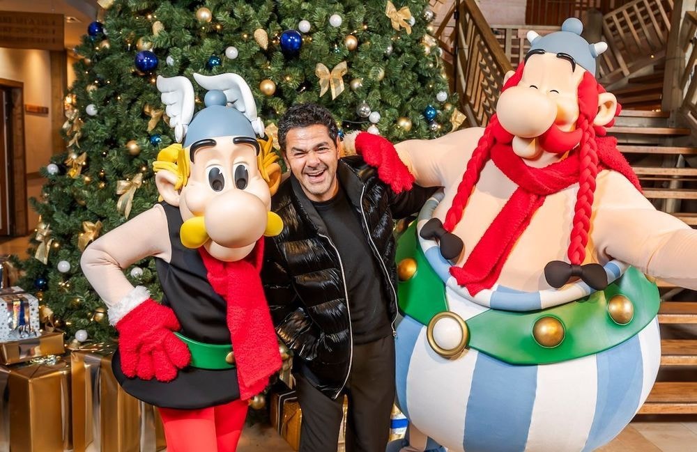 Pierre Niney, Jamel Debbouze, Géraldine Nakache… Les stars profitent du Parc Astérix en attendant Noël