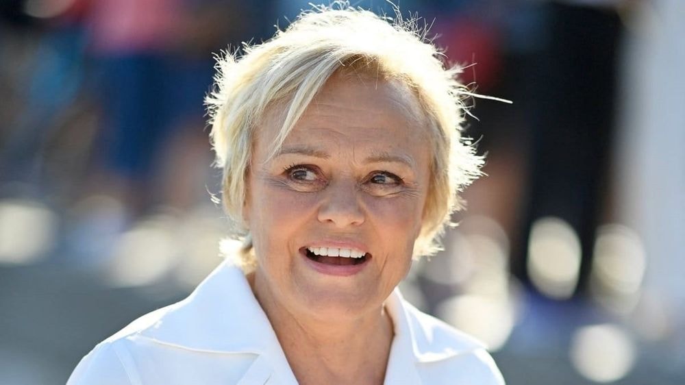 "Elle se déshabille" : Muriel Robin (70 ans) topless à la télé, les dessous de ces images "si uniques" et "incroyables"