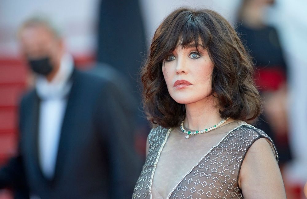 Isabelle Adjani fait sensation avec sa nouvelle coiffure ultra lisse