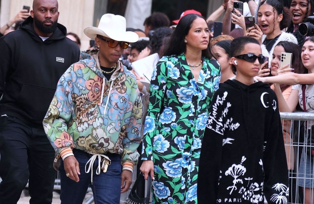 Pharrell Williams, ses parents et son épouse font une apparition remarquée au défilé Kenzo
