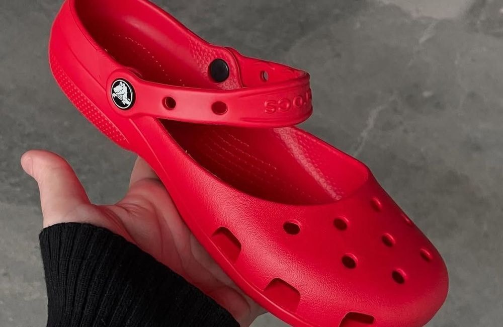On ne l’avait pas vu venir : cette chaussure longtemps décriée connaît un pic de popularité spectaculaire