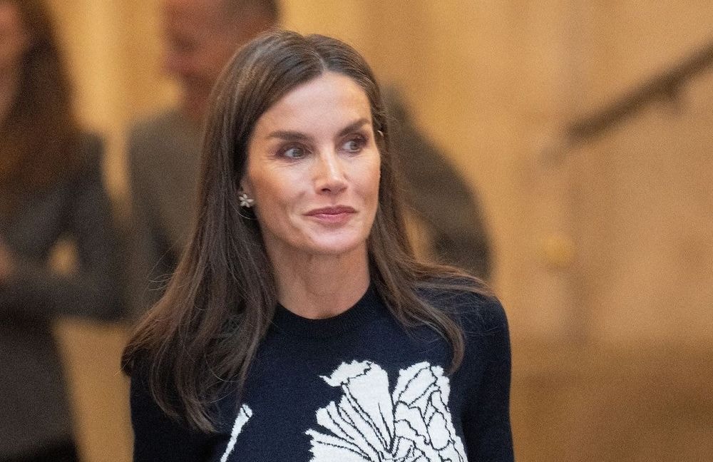 Letizia d’Espagne porte la robe en maille idéale pour un look chic cet automne-hiver