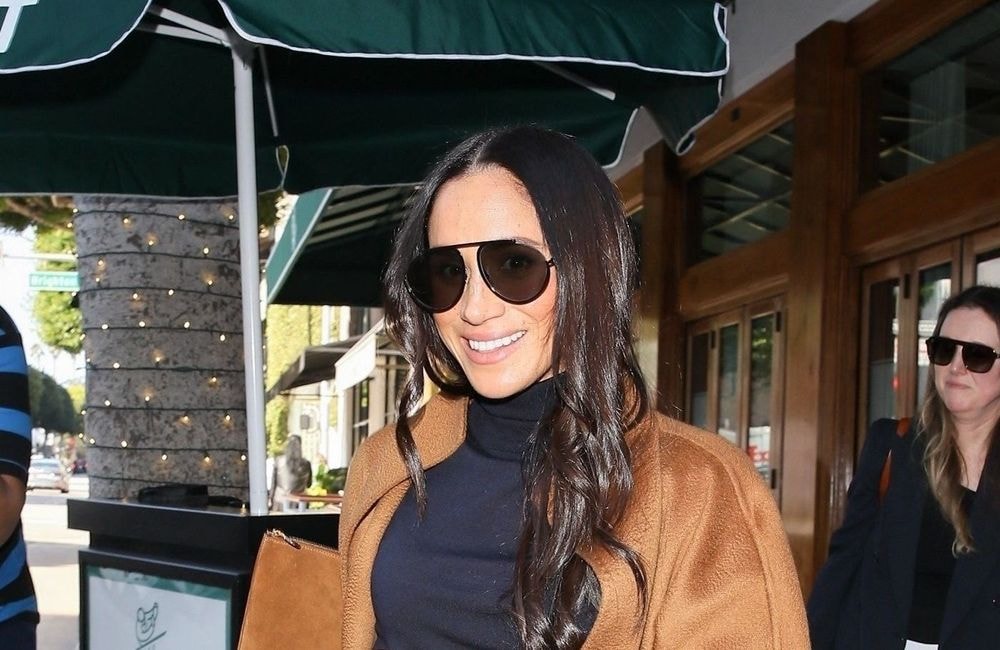 Meghan Markle prouve qu’une robe quiet luxury peut être sensuelle
