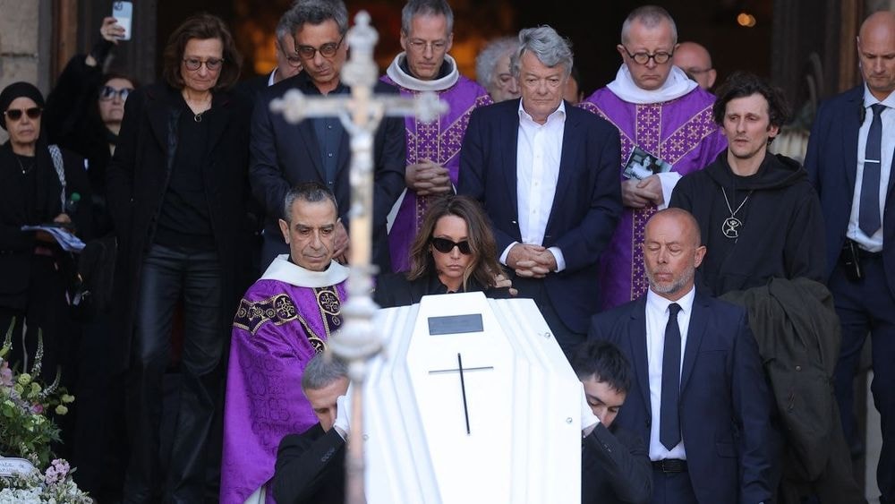 Obsèques de Nathalie Baye : "les invités ont dû se plier à une exigence" particulière pour "rentrer dans l'église"