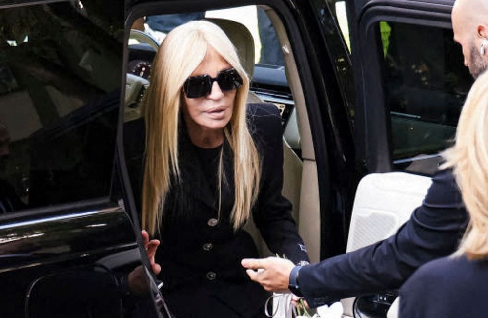Orchidées blanches et recueillement : Donatella Versace rend hommage à Armani