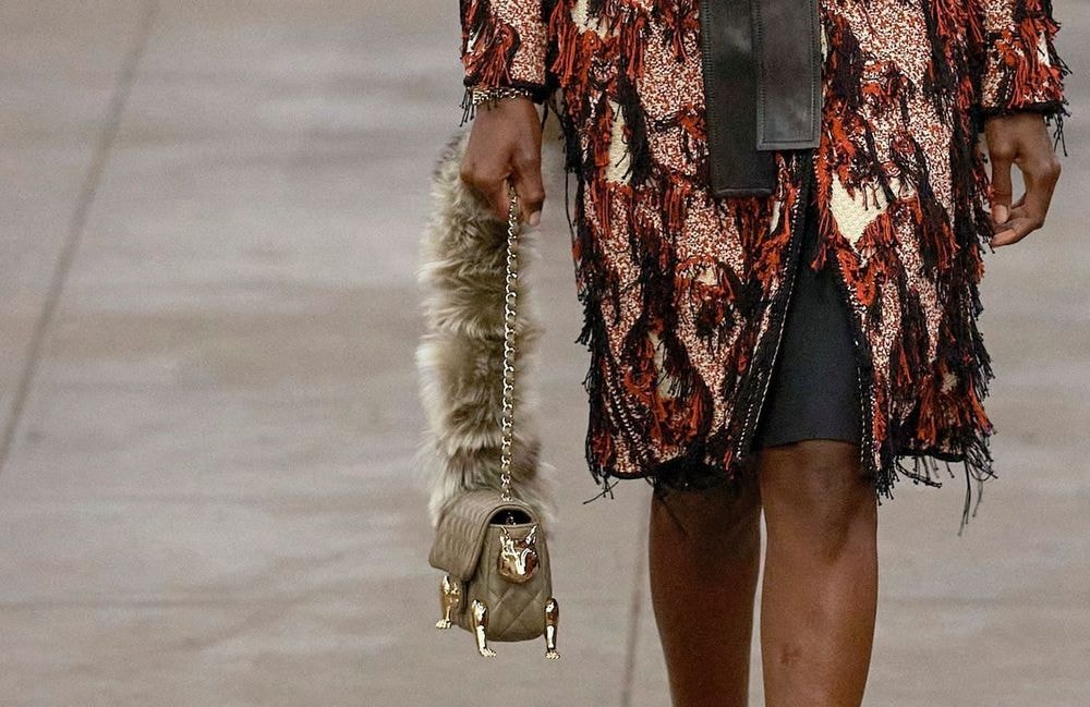 Chanel dévoile un « écureuil-bag » : l’accessoire farfelu mais chic du défilé Métiers d’Arts