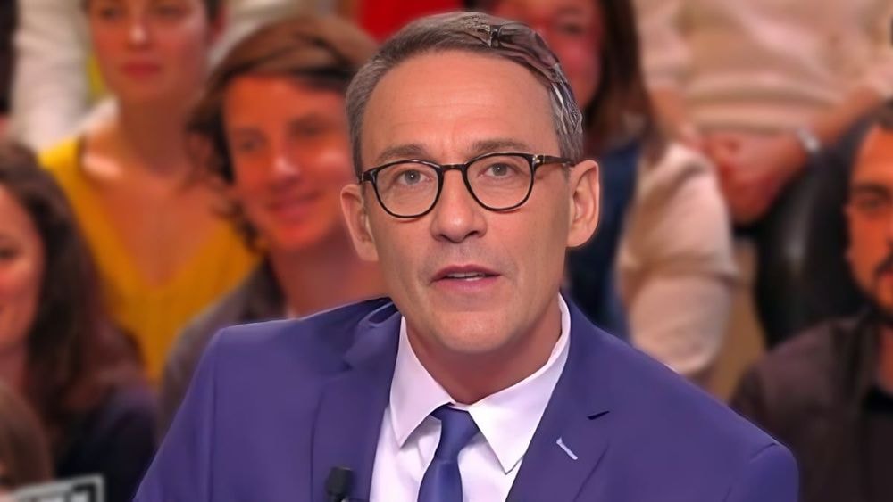 Julien Courbet (59 ans) travesti, une vidéo le montre en robe moulante à paillettes et des plumes dans le dos