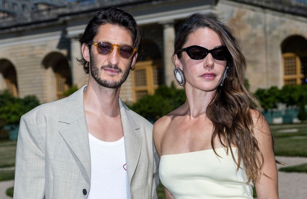 Pierre Niney : sa compagne Natasha Andrews partage une photo de leur fille Lola avec un calendrier de l’Avent Gucci