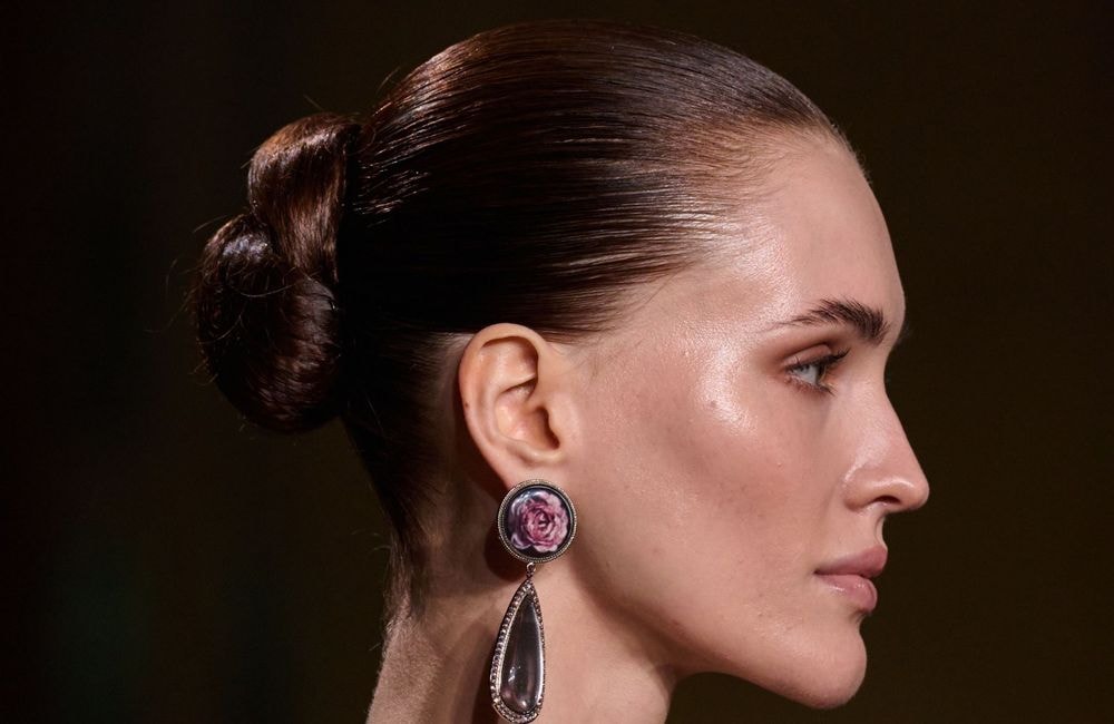 French twist : comment reproduire cette version moderne du chignon banane en quelques minutes pour une soirée ?