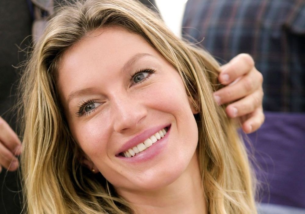 Voici pourquoi il ne faut surtout pas arracher ses premiers cheveux blancs