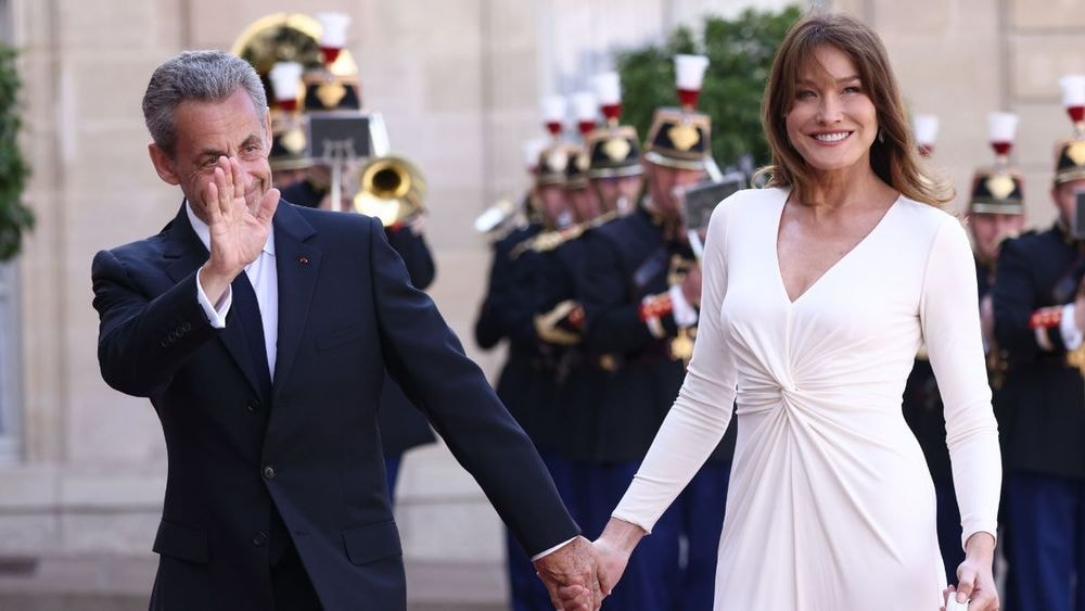 Carla Bruni fait des confidences sur Nicolas Sarkozy sous la couette : "20 ans après, je trouve ça encore délicieux"
