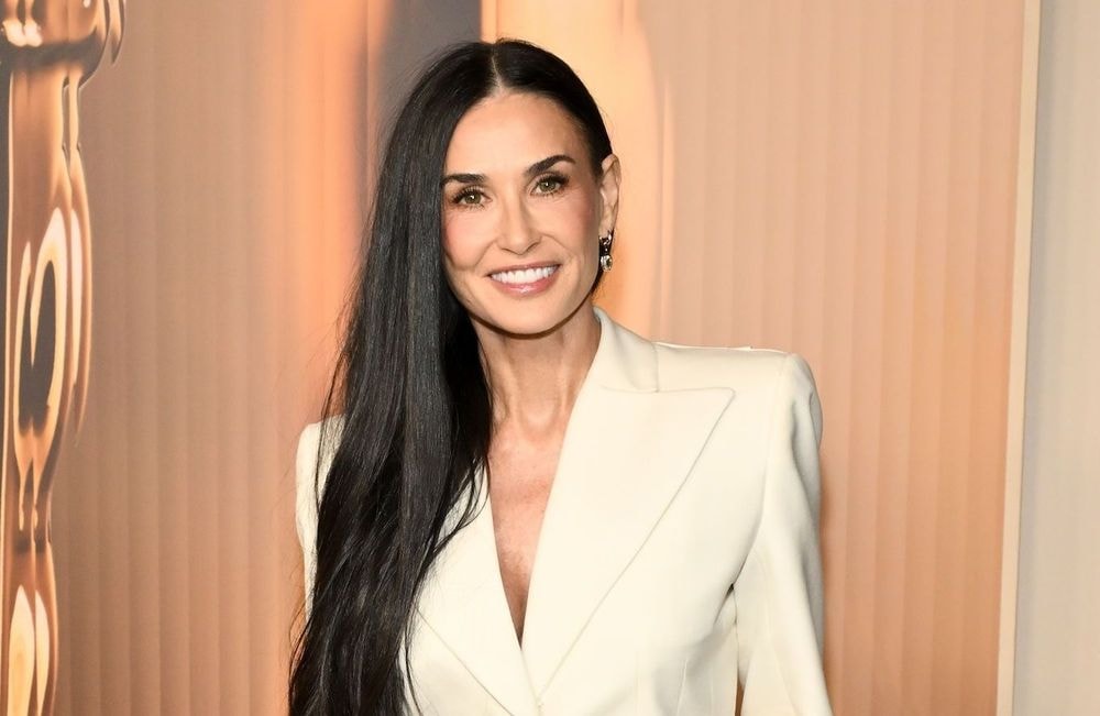 Demi Moore revisite le look mythique de Céline Dion aux Oscars 1999