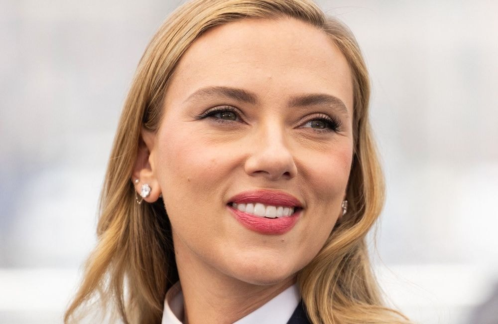 Scarlett Johansson fait sensation avec une coiffure bouclée étonnante