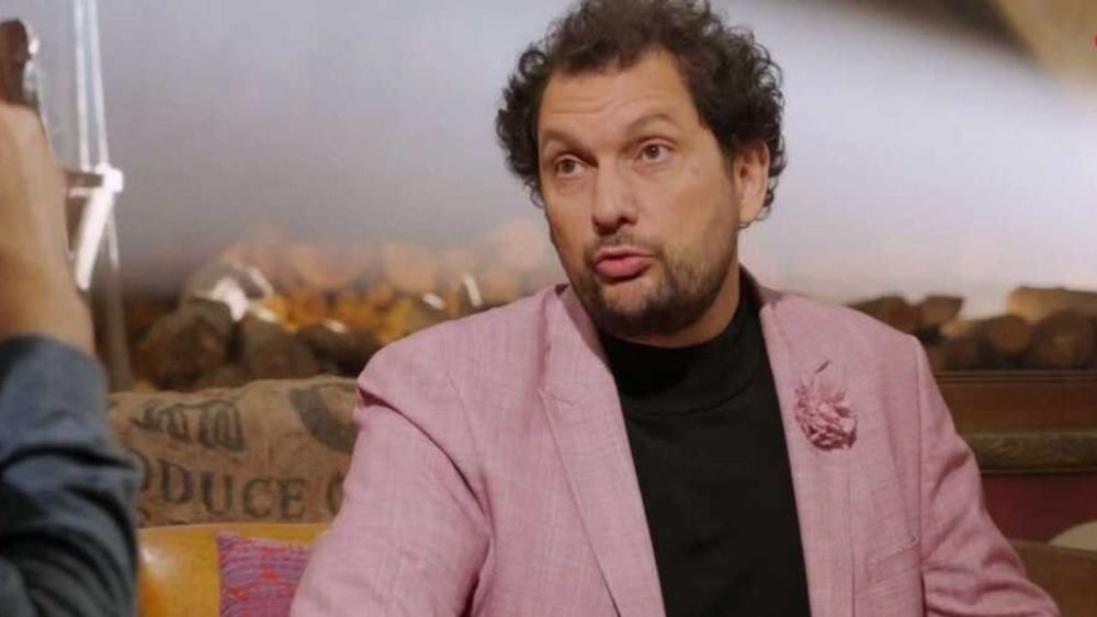 Eric Antoine, pointé du doigt, dévoile les remarques qu'il a reçues sur sa taille : "J'embrasse une fille de 40 cm de moins"