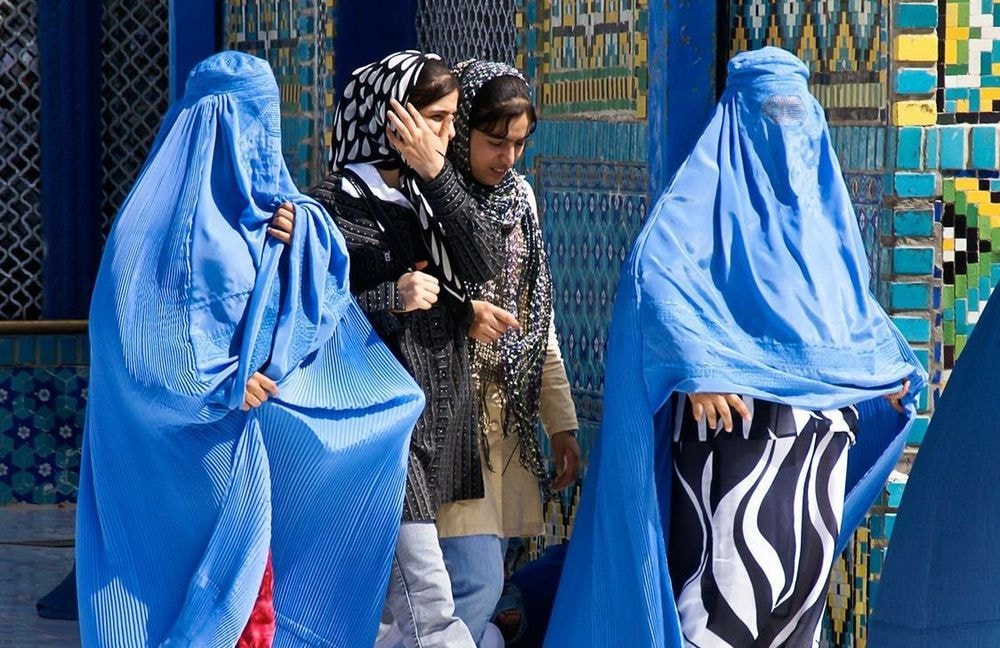 Afghanistan : les talibans interdisent aux femmes de parler entre elles