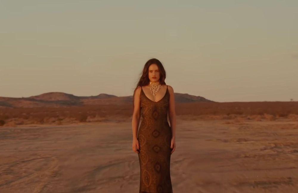 Pour son dernier clip, Rosalía mise sur une robe vintage Dior par Galliano, déjà portée par Jennifer Aniston et Carla Bruni