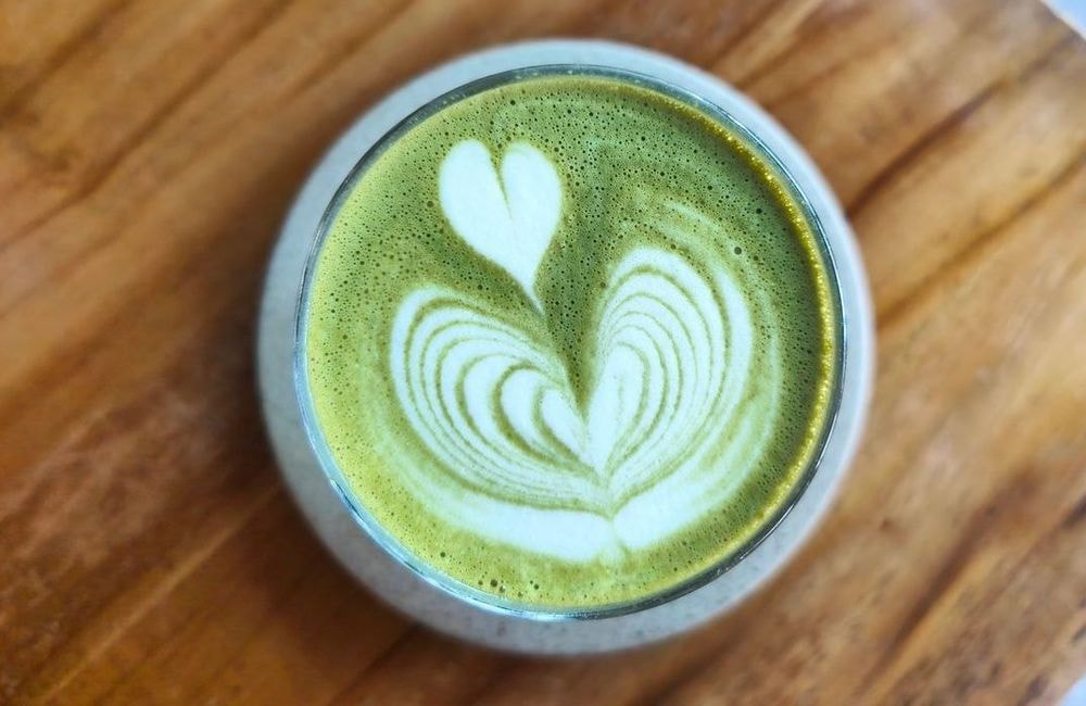 Matcha VS chaï : quelle est la meilleure boisson chaude pour faire le plein d'énergie cet hiver ?