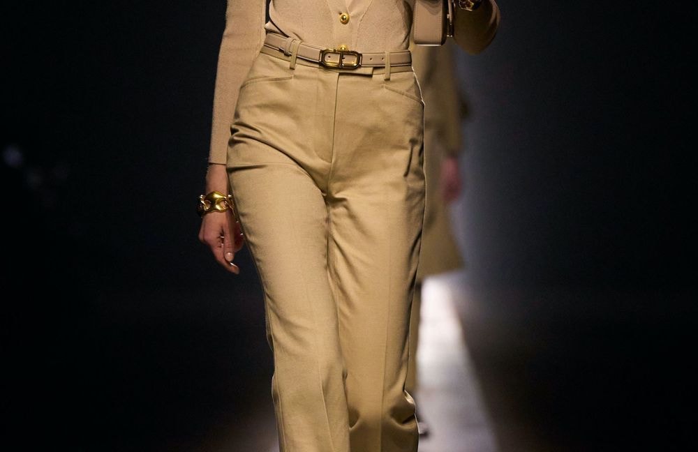 Le retour de ce pantalon raffiné annonce la fin des coupes larges
