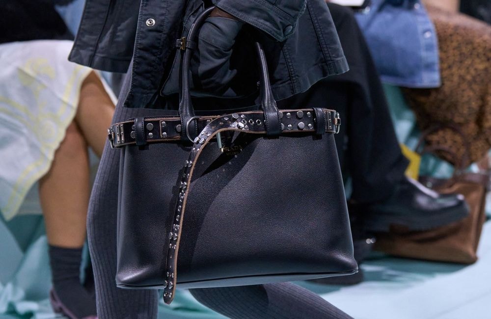Cet accessoire repéré sur les podiums réinvente avec chic le sac à main