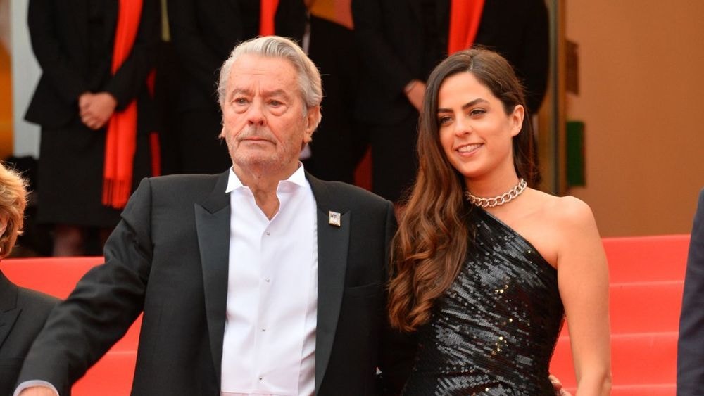 Anouchka Delon se confie sur la disparition de son père Alain Delon : “ Ils l’ont oublié”