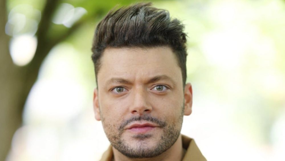 À Neuilly-sur-Seine, Kev Adams dévoile son appartement familial de 90 m² : "À cinq, je n'appelle pas ça rouler sur l'or…"