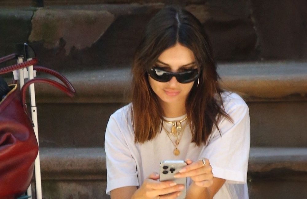 Emily Ratajkowski : son astuce pour porter les bottes de motard en été