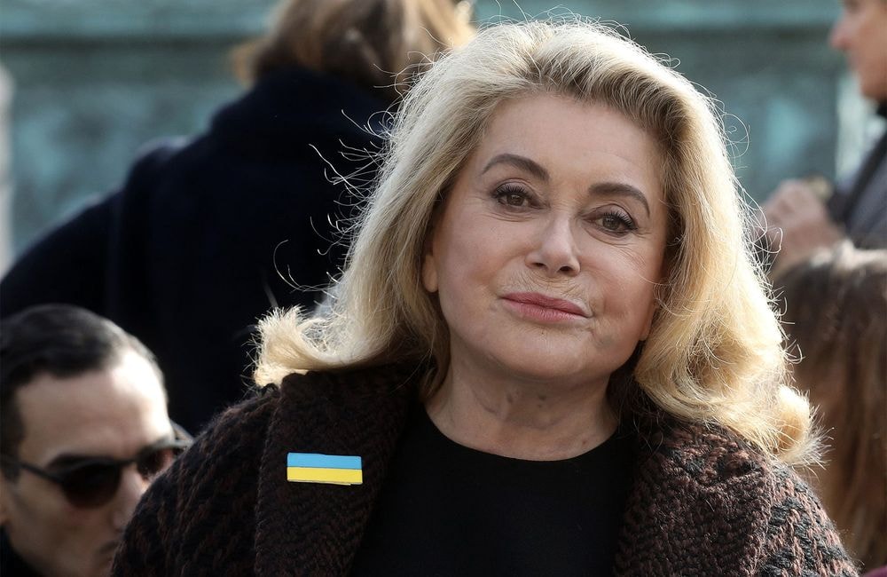 À Rome, Catherine Deneuve mise sur sa signature stylistique la plus reconnaissable