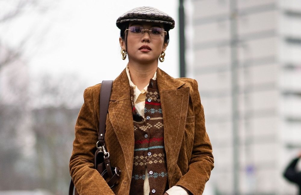 Le pull moche de Noël tire sa révérence : place au cardigan kitsch, la pièce qui amuse cette saison