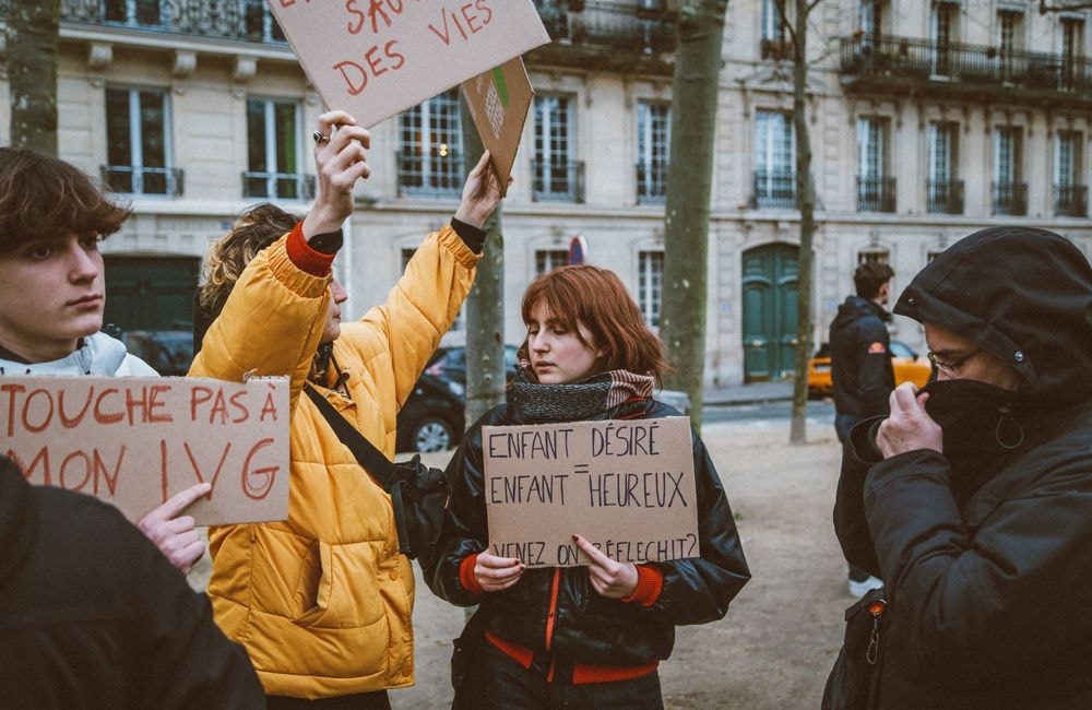 Que change l’inscription de l’IVG dans la Constitution ?