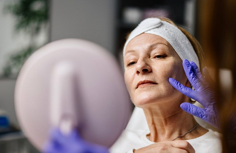 Anti-âge : qu'est-ce que les injections « invisibles » au Profhilo, qui boostent la peau sans la figer ?
