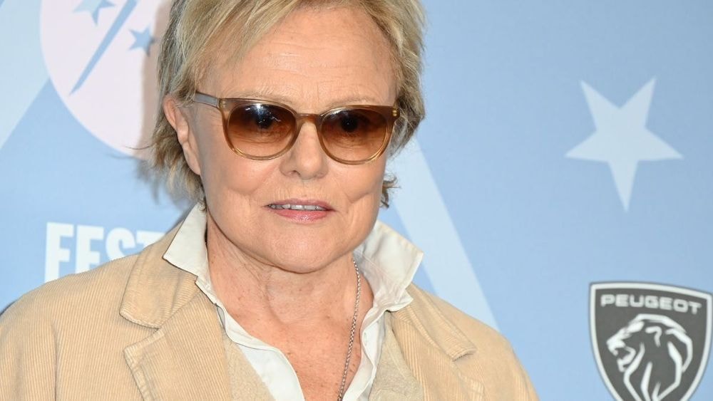 “Je vais venir pour te tuer” : Muriel Robin s’explique sur sa relation tendue avec sa mère