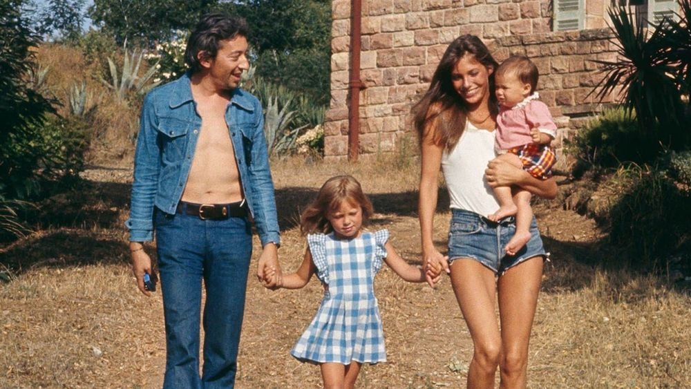 Serge Gainsbourg : le chanteur sous le feu des critques après la rediffision d'une émission, "c'est moral d'embrasser sa fille à pleine bouche ?"