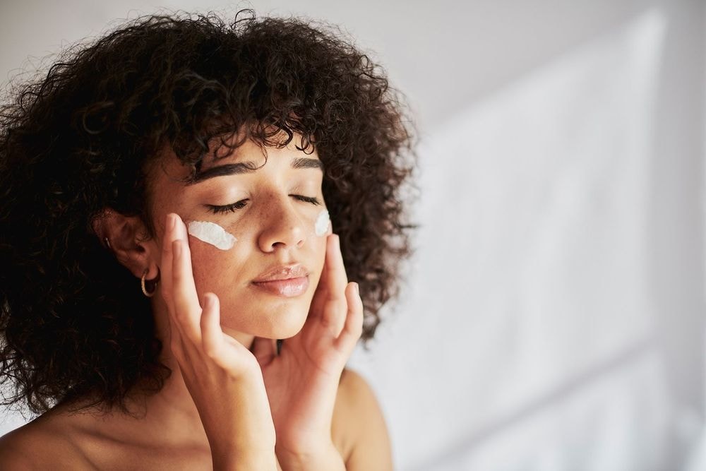 Voici la quantité de crème solaire à appliquer sur son visage pour une protection optimale